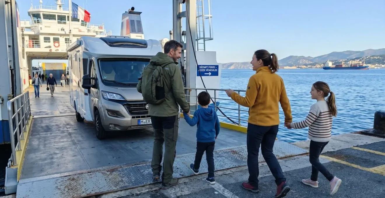 Eine Familie begleitet ihr Wohnmobil beim Einfahren auf das Fahrzeugdeck einer modernen Fähre im Mittelmeerhafen, morgendliches Sonnenlicht, Alltagsszene ohne Posing